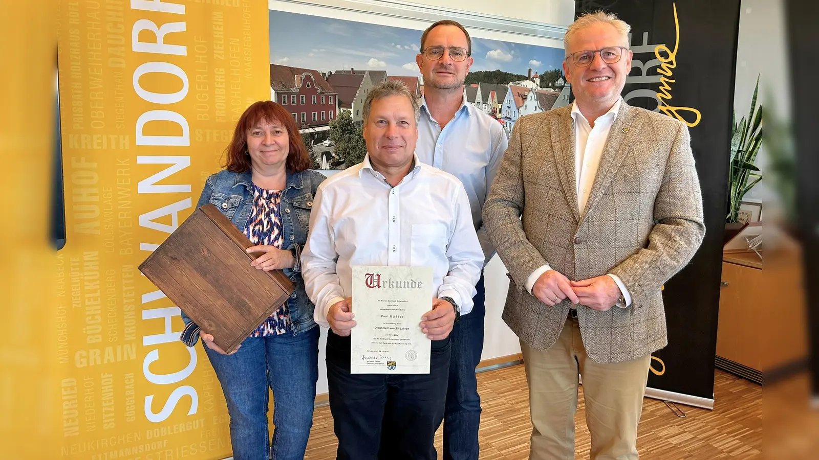 Sabine Brunner (Personalratsmitglied), Paul Bäßler, Stefan Trettenbach (Werkleiter Städtische Wasser- und Fernwärmeversorgung), Andreas Feller <br>(Oberbürgermeister Stadt Schwandorf)-von links.  (Bild: Theresa Kiener)