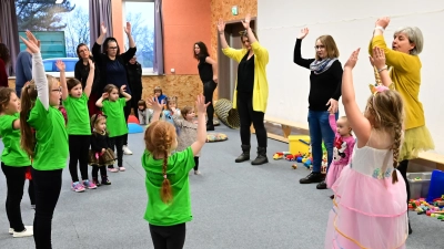 Die AWO-Krabbelgruppe feiert einen Kleinkinderfasching in Oberviechtach. (Bild: Michael Welnhofer/exb)