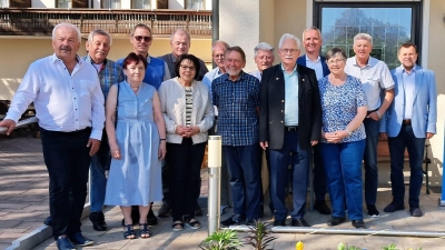 Neue Vorstandschaft (von links): Fredi Weis, Werner Schulz (CSU-Ehrenkreisvorsitzender) SEN-Bezirksvorsitzende Evi Bauer-König, Friedrich Bayer, Dieter Beck, Heidi Unger, Helmuth Wolf, Hans Kormann; Eugen Eckert; Helmut Fischer, MdL Dr. Harald Schwartz, Gertraud Birner, Lothar Schmiedl, Günter Koller. (Bild: Edeltraud Fischer-Graf)