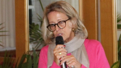 Brigitte Eglseder erläutert, warum es beim Bau des neuen Seniorenheimes zu Verzögerungen kam.  (Bild: Scherr/exb)