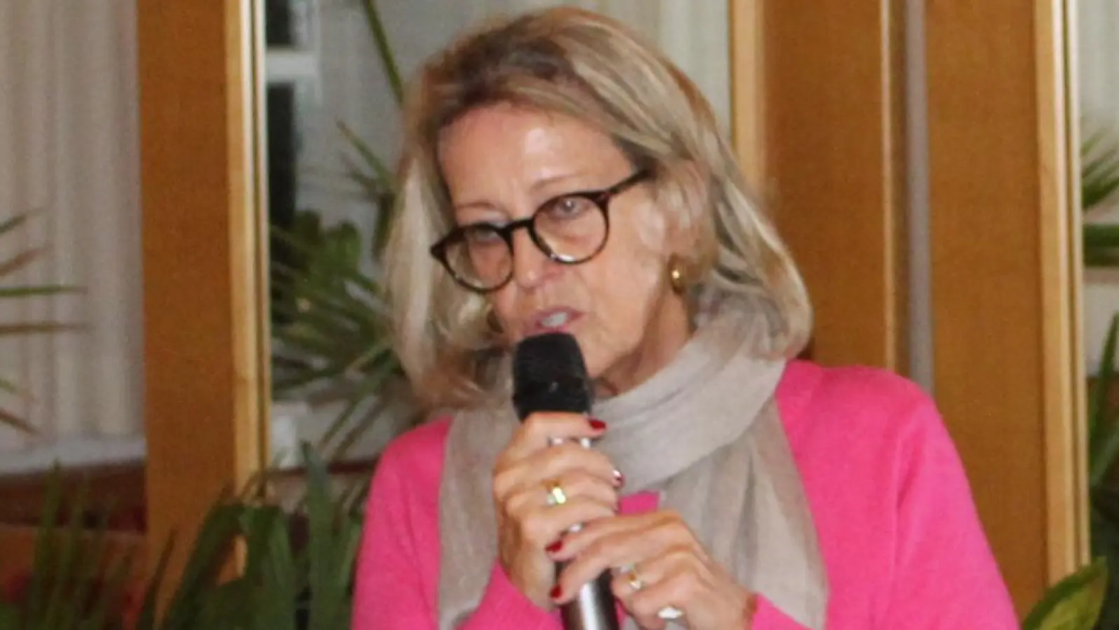 Brigitte Eglseder erläutert, warum es beim Bau des neuen Seniorenheimes zu Verzögerungen kam.  (Bild: Scherr/exb)