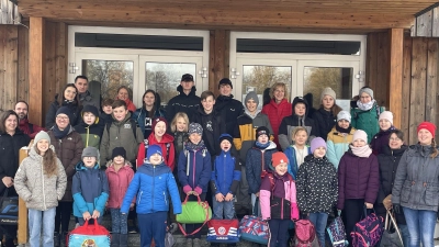 Zum Gruppenbild stellten sich die Mädchen und Buben vor der Abfahrt am Hallenbad Kemnath auf. (Bild: Wasserwacht Kemnath/exb)