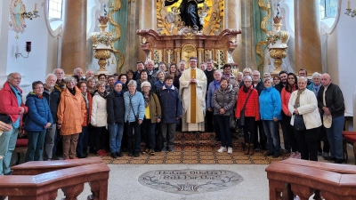 Das Foto zeigt die Teilnehmer mit Pfarrer Michael Jakob in der Wallfahrtskirche Hellring-St. Ottilia. (Bild: Pfarrei St. Konrad/exb)