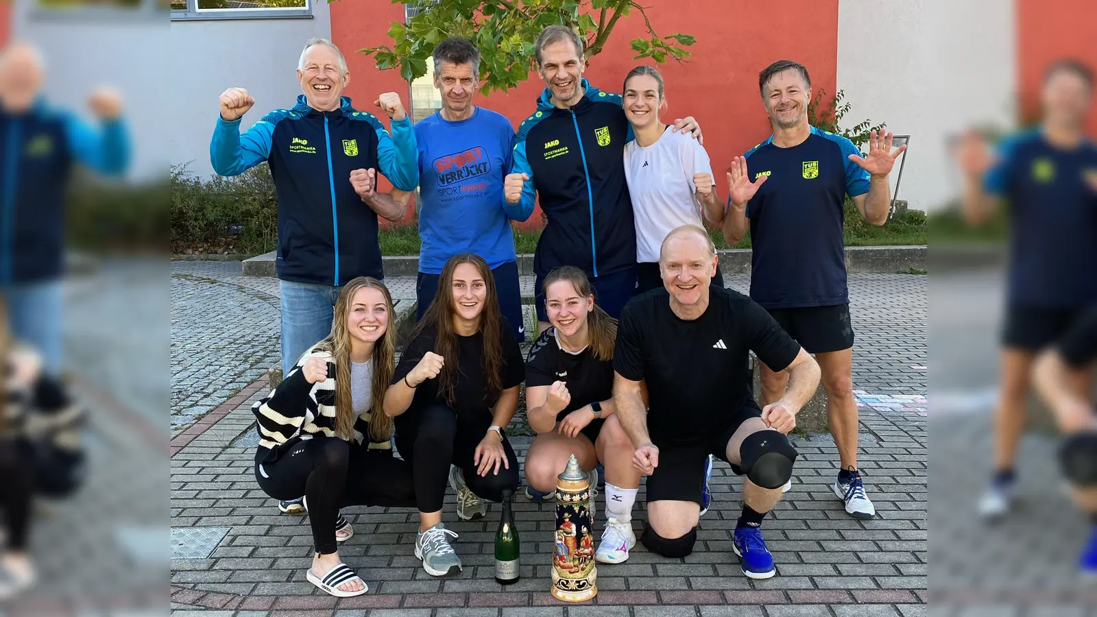 Den AKW-Volley-Cup 2024 in Schnaittenbach holten sich die „Goldies“ – auf dem Siegerfoto jubeln unter anderem Teamkäpt’n Heiner Dennerlein (hinten, 2.von links) und Turnierleiter Präsident Günter Dobmeier (hinten links). (Bild: Wolfgang Heldmann)