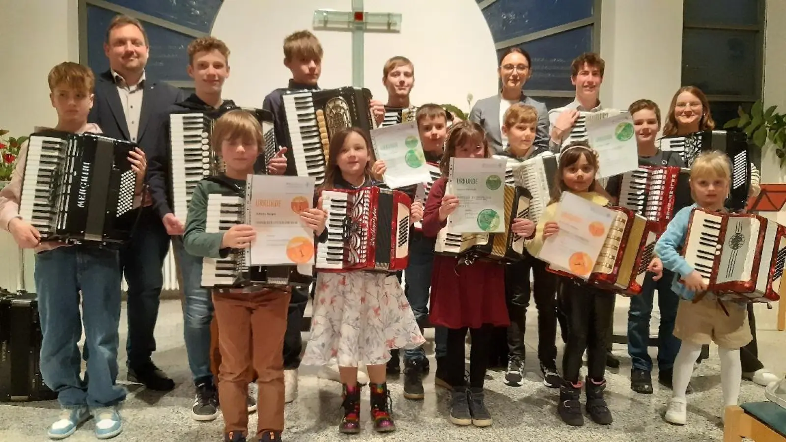 Auf der linken Seite hinten Marco Rabenbauer (Zweiter Bürgermeister der Stadt Waldershof) sowie Viktoria Obermaier (Vierte von rechts hinten). (Bild: Kreismusikschule/exb)