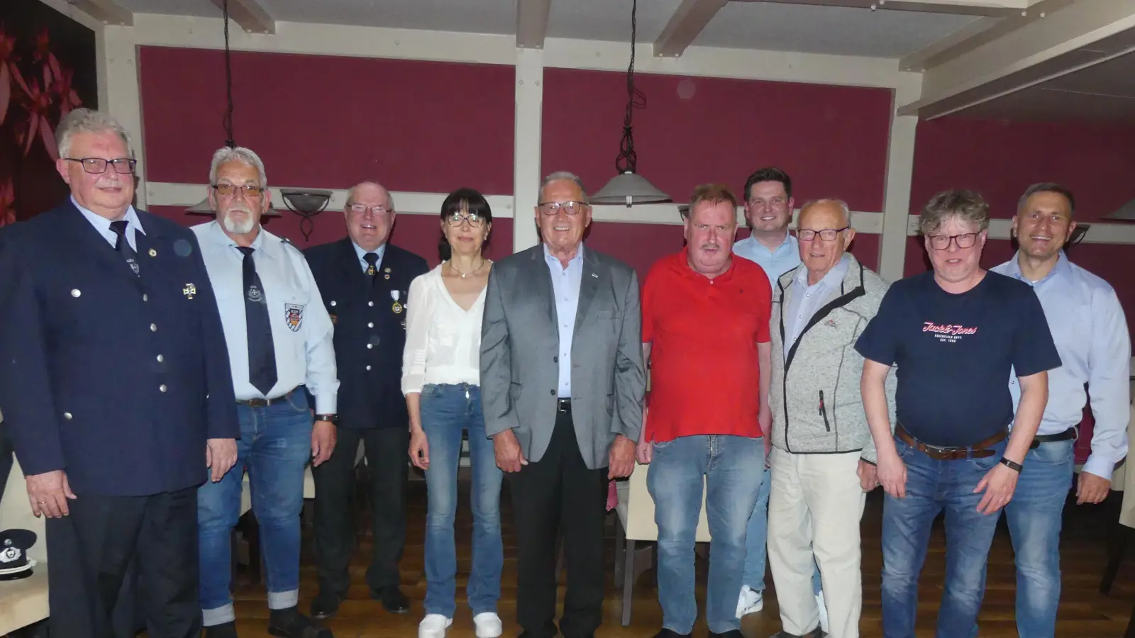 Für langjährige Mitgliedschaft erhielten Treuenadeln des Bayerischen Soldatenbundes (ab Dritter von links): Peter Lehr, Liane Burger, Klaus Lehl, Harald Meier, Andreas Betzl und Walther Hermann. Es gratulierten (von links) Kassier Udo Müller und 2. Vorsitzender Manfred Dörner und (von rechts) Bürgermeister Marcus Gradl und Stadtverbandsvorsitzender Michael König.  (Bild: rn)