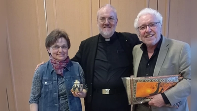 Mit Geschenken aus dem südafrikanischen Zululand bedankte sich Missionar Pater Gerhard Lagleder (Mitte) bei Maria Lober vom Pressather Missionsausschuss und Richard Waldmann vom Sankt-Georgs-Chor für die großzügigen Spenden. (Bild: Maria Lober)