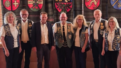Der internationale Representant Russ Harper mit seiner Frau May rechts neben Oberbürgermeister Jens Meyer (Bild: Georg Arnold)