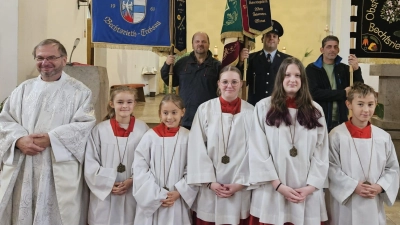 Pfarrer Stohldreier mit den Ministranten und Fahnenabordnungen  (Bild: Sonja Lehner)