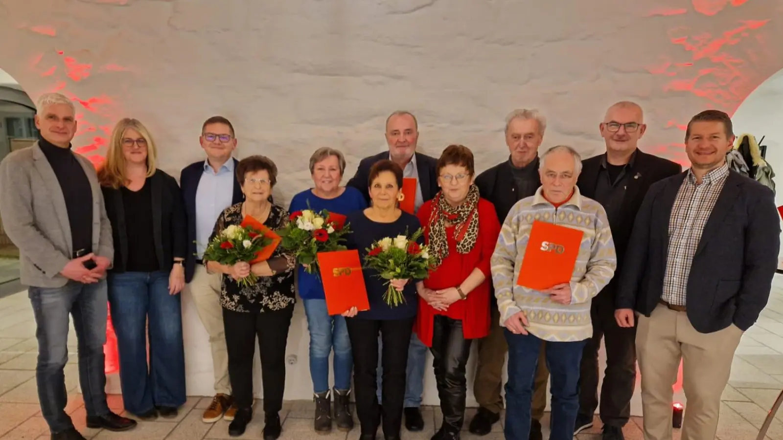 Bei seiner Neujahrsfeier ehrte der SPD Ortsverein Erbendorf-Wildenreuth zahlreiche Mitglieder für ihre langjährige Treue zur Partei. Erste Reihe von links nach rechts: Reinhold Kastner (3. Bürgermeister, Stadtrat), Petra Thomas (Ortsvereinsvorsitzende), Gregor Forster (SPD-Direktkandidat Bundestagswahl 2025), Maria Schäffler, Marion Müller, Rosi Hauer, Brigitte Scharf (SPD Kreisrätin), Werner Ruhland. Zweite Reihe, von links nach rechts: Franz Bauer jun. (Geschäftsführer), Willi Müller (Ehrenvorsitzender), Uli Roth (Vorsitzender SPD Kreistagsfraktion Tirschenreuth), Martin Gallersdörfer (Stadtrat).  (Bild: Marianne Fachtan)