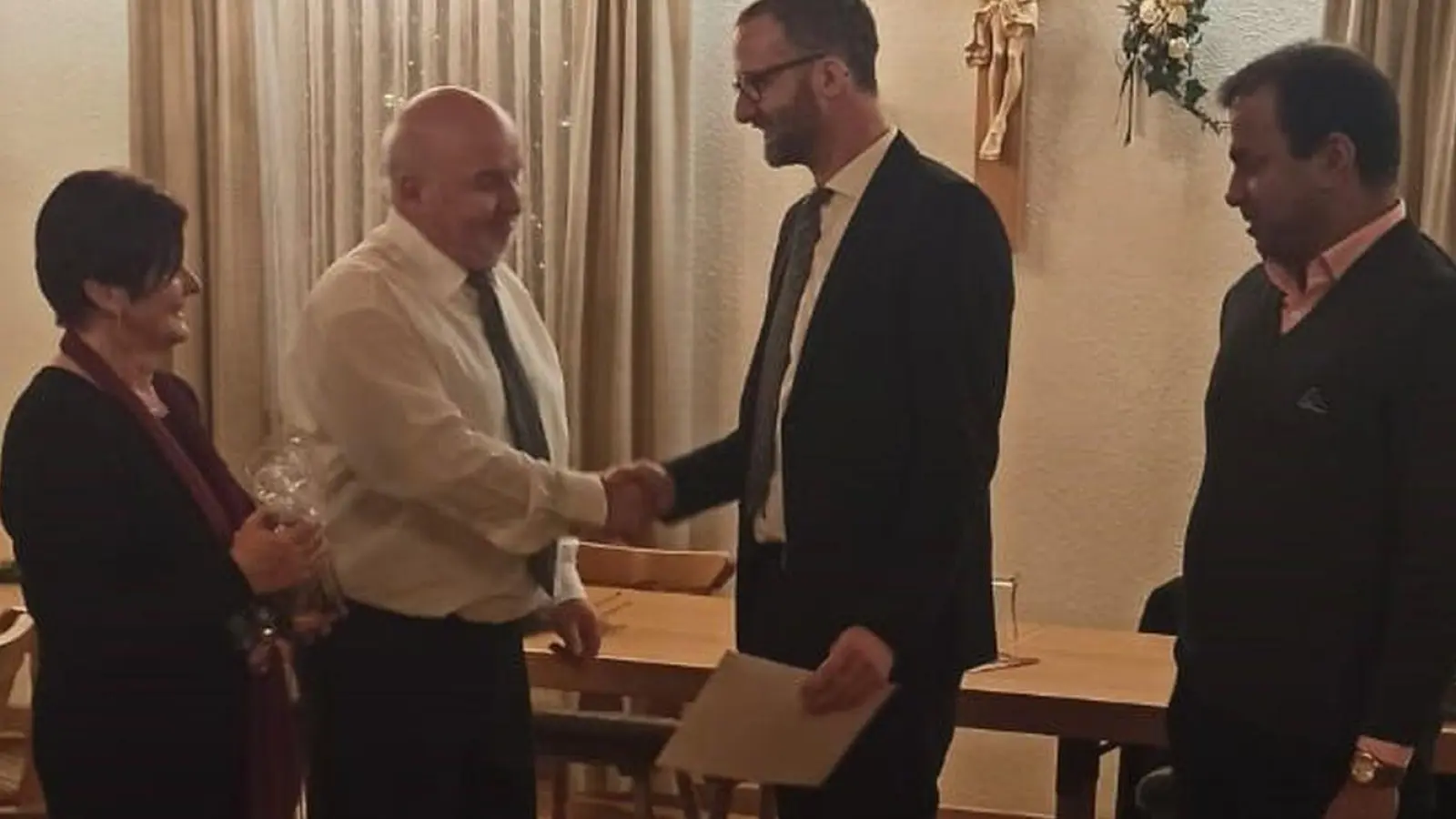 Karin Kuhbandner (von links) und Chorleiter Hubert Knott sowie Pfarrer Anish George (rechts) ehrten Johannes Kuchenreuther für seine langjährige Tätigkeit im Kirchenchor Ebnath. (Bild: Karin Kuhbandner/exb)