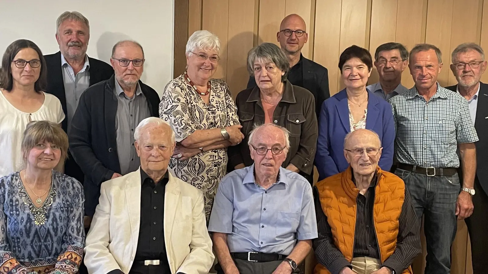 Willi Trisl (hintere Reihe, Zweiter von links) und Martina Thöns (vorne, links) gratulierten den Jubilaren Franz Weis (sitzend, ab Zweiter von links), Johann Stiegler und Sebastian Spörrer sowie (zweite Reihe, von links) Margit Dobmeier, Walter Stahl, Eva Meister, Irmgard Wagner, Alexander Köstler, Monika Mertl, Reinhard Wutz, Hans Schraml und Josef Etterer zur ihrer langjährigen Mitgliedschaft im BLLV-Kreisverband.  (Bild: BLLV/exb)