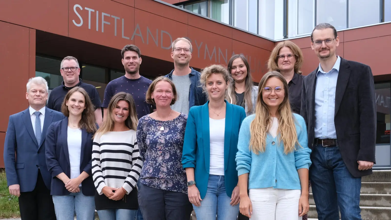 Vordere Reihe von links nach rechts: Schulleiter Matthias Weiser, Julia Mark, Verena Merz, Michaela Kunz, Fabienne Schaumberger, Xenia Streicher. Hintere Reihe von links nach rechts: Personalratsvorsitzender Sascha Häcker, Joschka Thuro, Florian Rieth, Tina Reng, Marion Kraus, stellvertretender Schulleiter Martin Putzlocher.  (Bild: Hans-Jürgen Schmelzer)