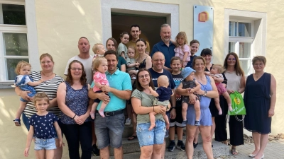 Die neuen Erdenbürger mit ihren Eltern, Geschwistern und Bürgermeisterin Sonja Meier und Familienbeauftragte Andrea Kunschir. (Bild: Annemarie Mösbauer)