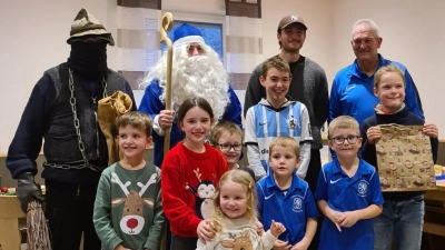 von links Knecht, Nicolaus blau, Tim Danhof und Robert Meyer mit Löwenkids. (Bild: Ramona Dehling)