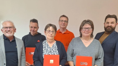 Über die Mitgliederehrungen beim SPD Ortsverein Bechtsrieth-Trebsau freuen sich: Vorsitzender Alfred Wulfänger, Uwe Rother, Romana Wulfänger, Klaus Wirth, Birgit Krug, Bürgermeister Sebastian Giering (von links).<br> (Bild: Alfred Wulfänger/exb)