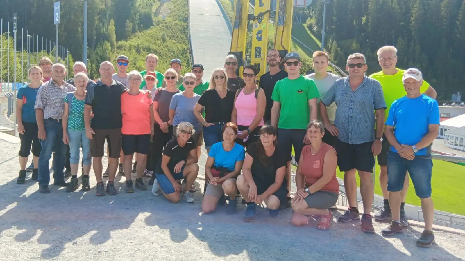 Wandergruppe vor der Vogtland Schanze in Klingenthal mit ehemaligem Nationalspringer Thomas Jürgen. (Bild: Doris Holzwarth)