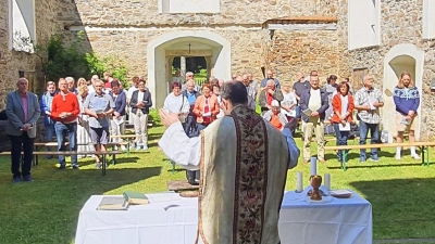 In der „Kirche ohne Dach” wurde Gottesdienst gefeiert. (Bild: Wilhelm Rubick/exb)