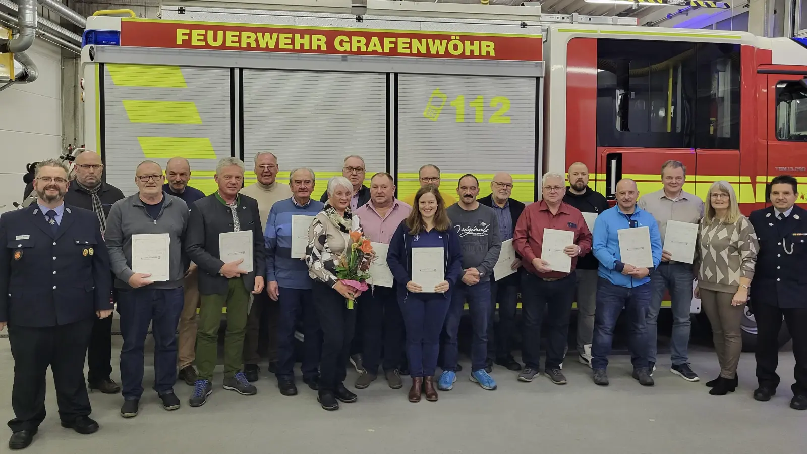 Feuerwehr-Vorstand Robert Kraus (Links) bedankte sich beim Kameradschaftsabend bei den Kameraden mit langjährigen Dienstzeiten. <br> (Bild: Melanie Kappl)