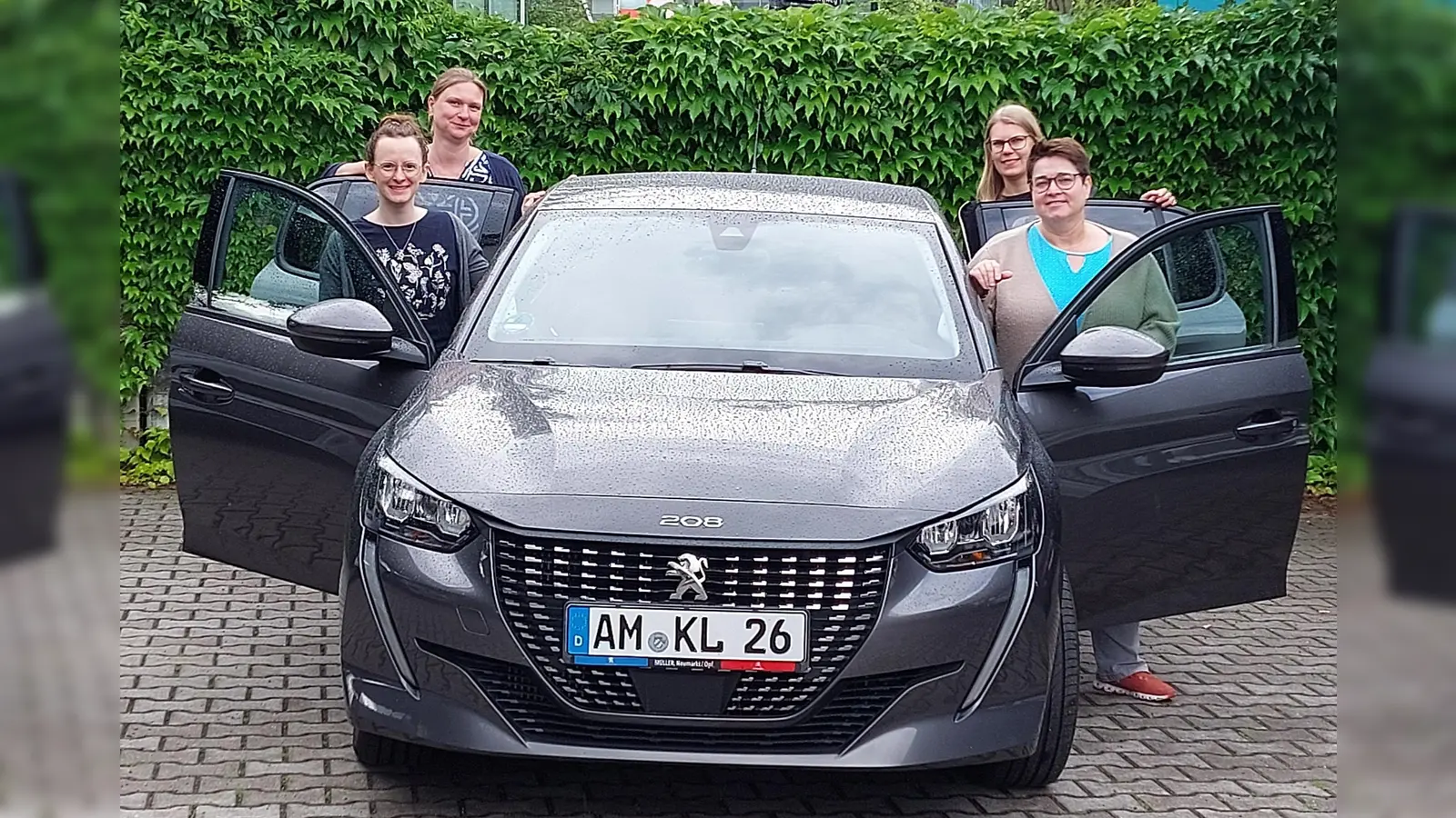 Das Kinderpalliativteam freut sich riesig über das neue Auto (Bild: Verena Uschold )