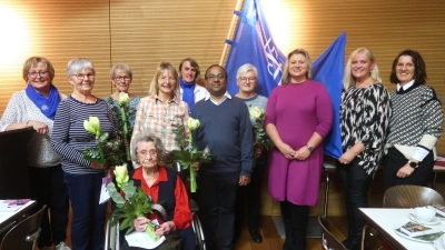 Monika Mrosek (links) und Kerstin Aufschneider (dritte von rechts) ehren langjährige Mitglieder des Zweigvereins Vilseck für ihre Treue. (Von links): Marianne Lehner (25 Jahre), Renate Hiltel (25), Maria Honig (25), Fahnenträgerin Christine Schedl, Stadtpfarrer Hrudaya Madanu, Erna Andraschko (40), Susanne Liermann und Claudia Ziegler. Die 102-jährige Theresia Rohe (vorne) ist gar schon 50 Jahre dabei. (Bild: Rosi Hasenstab)