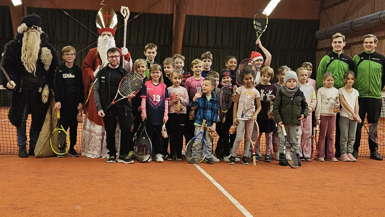 Die strahlenden Kinder gemeinsam mit Trainer Hannes und Luis Kern beim Nikolausturnier des SV Mitterteich Sparte Tennis.  (Bild: Heiko Faltenbacher)