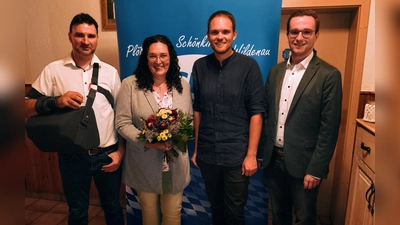 v. l. Marktratskandidat Adalbert Zölch, Bürgermeisterkandidatin Tina Zeitler, Marktratskandidat Bastian Ott, CSU- Kreisgeschäftsführer Adrian Käß  (Bild: Daniela Zölch)