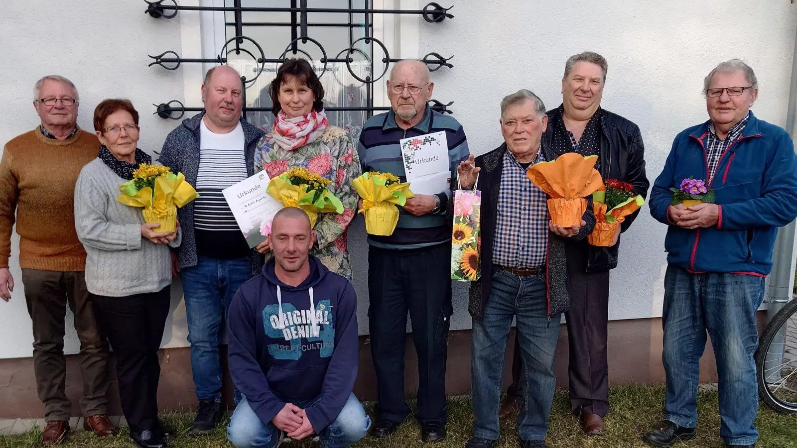 Ehrenmitglied Manfred Ballach (links), Kornelia Ballach (30 Jahre), Vorstand Christian Reichenberger, Thomas Stauber (20 Jahre), Angelika Biehler (10 Jahre), Ehrenmitglied Vitus Weigert (50 Jahre), Juan Zamora (80. Geburtstag), Alexander Haupt (20 Jahre), Ehrenmitglied Kurt Reichenberger (rechts). (Bild: Christian Reichenberger)