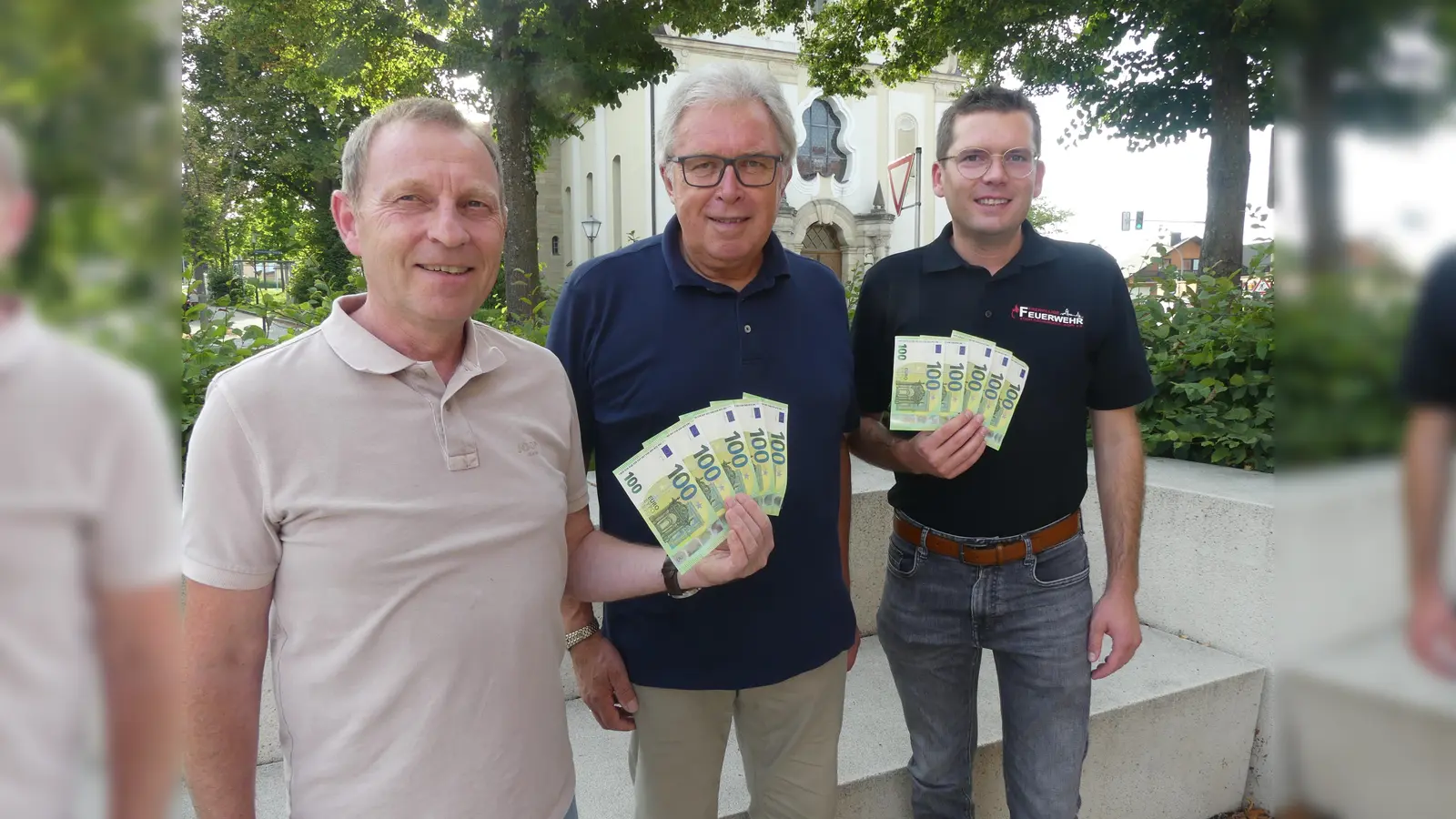 Joachim Steppert und Korbinian Dunzer freuten sich über jeweils 500 Euro zugunsten ihrer Kinder- und Jugendarbeit. (Bild: Walther Hermann )