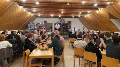 Über nahezu volles Haus durfte sich die Feuerwehr Lintach bei ihrer Christbaumversteigerung im Pfarrheim freuen.  (Bild: Sandra Göbl)