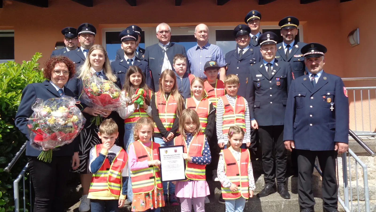 Die Kinderfeuerwehr mit ihren Betreuerinnen und den Ehrengästen <br> (Bild: Annemarie Mösbauer)