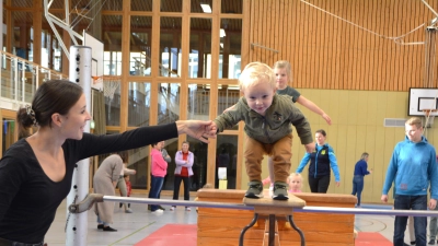 Die Kinder haben sichtlich Spaß bei den einzelnen Übungen im Parcours. (Bild: fdl)