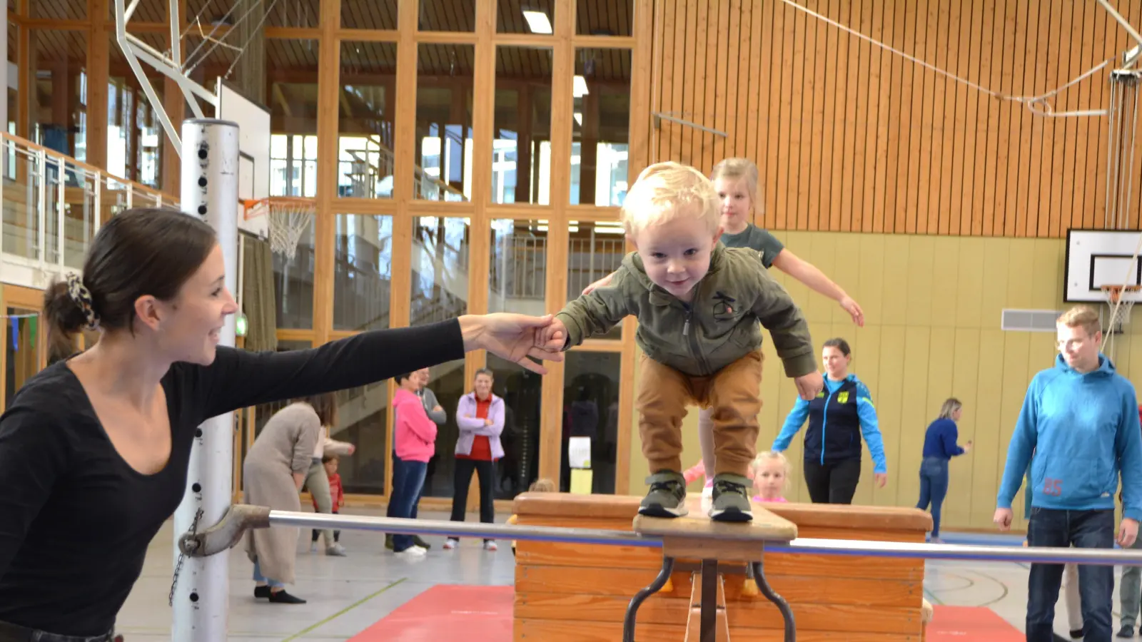 Die Kinder haben sichtlich Spaß bei den einzelnen Übungen im Parcours. (Bild: fdl)