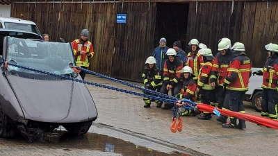 Die Teilnehmer wurden an der Winde geschult. Hier wird Rettung einer Person anhand der „Oslo Methode” geübt.  (Bild: Franz Bauernfeind/exb)