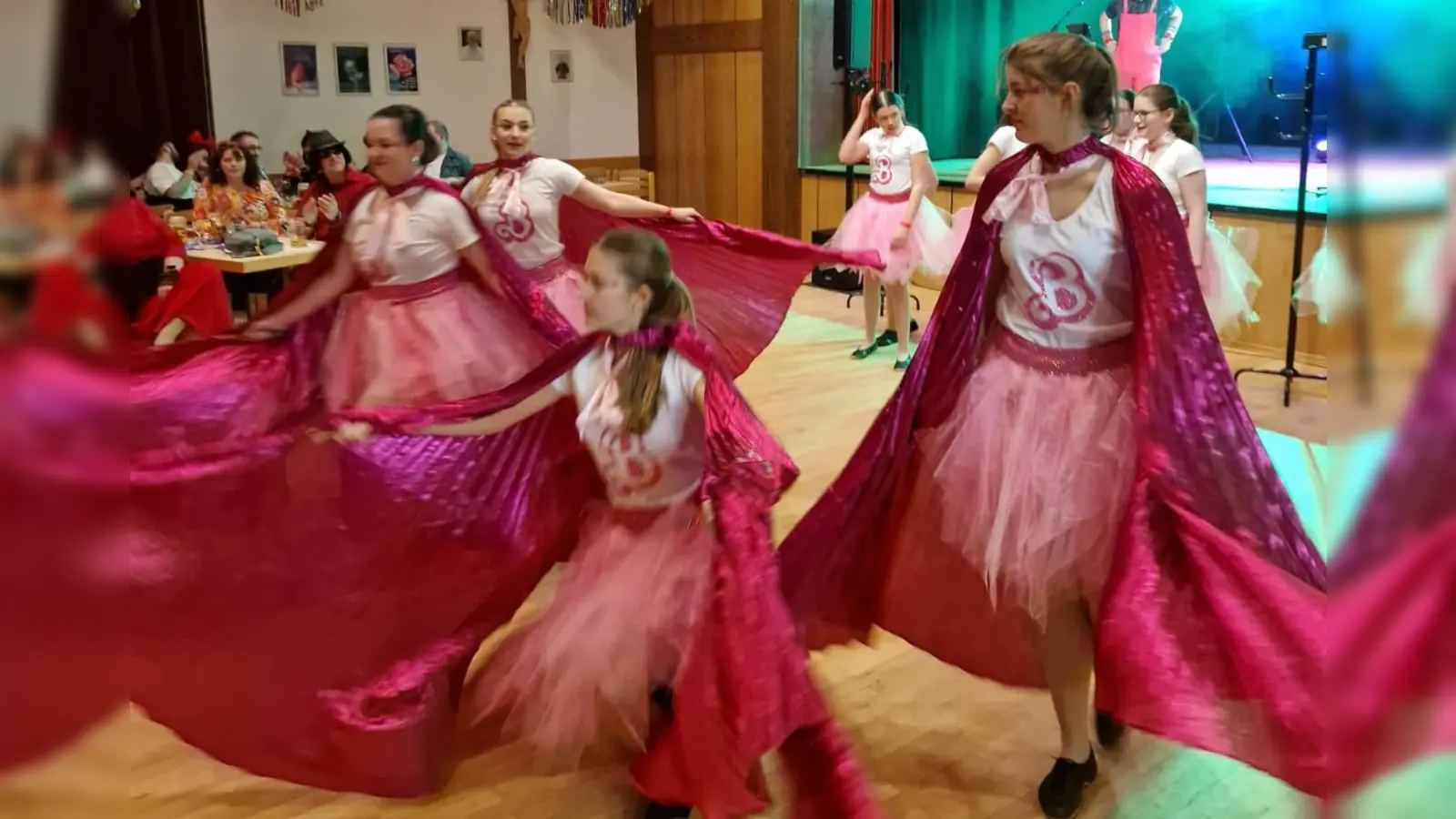 Faschingsbegeisterte feiern beim Wiesauer Pfarrball. (Bild: Thomas Grabe)