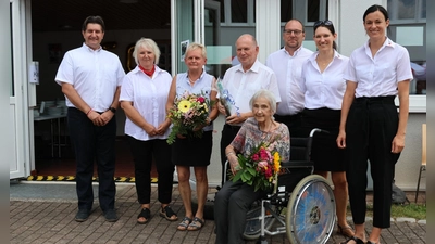 Große Freude herrschte bei den Verantwortlichen im Rahmen der Feierlichkeiten zum 50-jährigen Jubiläum der Ambulanten Pflege im BRK Kreisverband Weiden und Neustadt/WN. (Bild: Melanie Dirscherl)