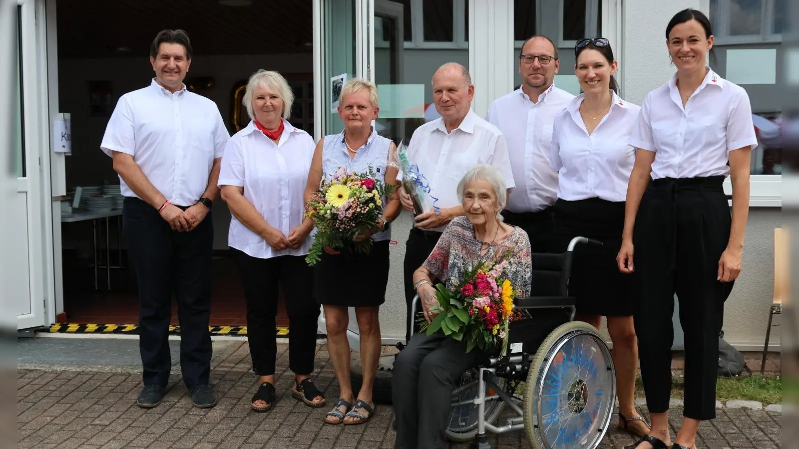 Große Freude herrschte bei den Verantwortlichen im Rahmen der Feierlichkeiten zum 50-jährigen Jubiläum der Ambulanten Pflege im BRK Kreisverband Weiden und Neustadt/WN. (Bild: Melanie Dirscherl)