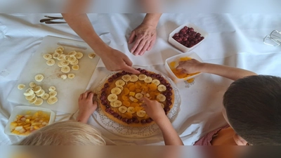 Alle kleinen Bäcker belegen mit viel Liebe die Obstkuchen (Bild: Thomas Hottner )