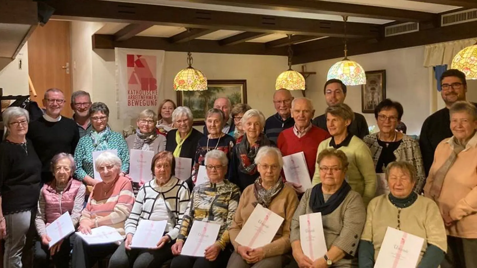 Ein Teil der insgesamt 50 Jubilare. Rechts im Bild hinten (von links) Dominik Sirtl und Diözesanpräses Stephan Rödl. Von links Gudrun Sirtl und Präses Stadtpfarrer Dr. Thomas Vogl. (Bild: KAB Waldsassen/exb)