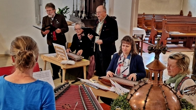 Beim Mariensingen in der St. Marienkirche in Rothenstadt gaben „Sie und de Zwoa“ und der „Erbendorfer Zitherclub“ ein gefühlvolles Konzert, das Herz und Seele gleichermaßen berührte. (Bild: Reinhard Kreuzer)