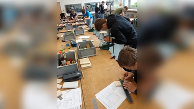Schüler bei der praktischen Abschlussprüfung im Fach Werken (Bild: Marylin Albert-Legniti)