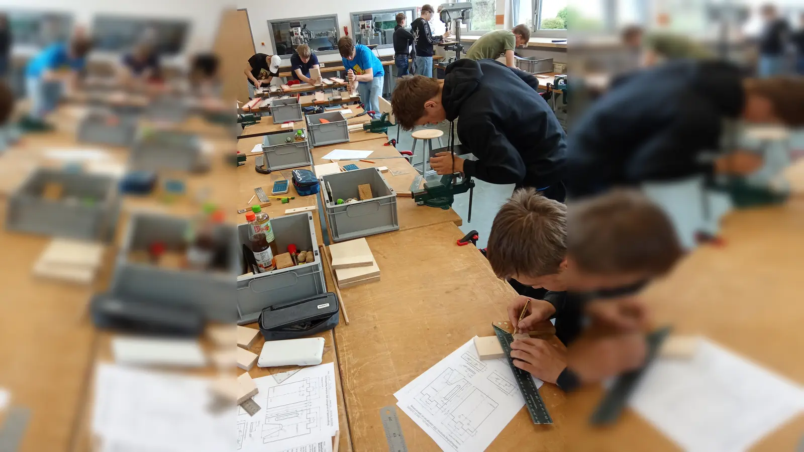 Schüler bei der praktischen Abschlussprüfung im Fach Werken (Bild: Marylin Albert-Legniti)