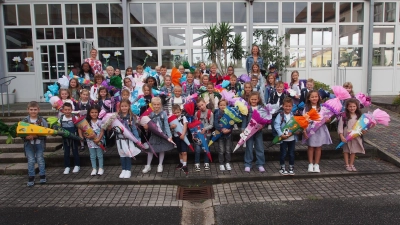 Zwei Klassen mit insgesamt 49 Schülerinnen und Schülern mit den Klassenleiterinnen Hannah Koch (1a) und Nicole Forster (1b). (Bild: Oliver Fröhlich )