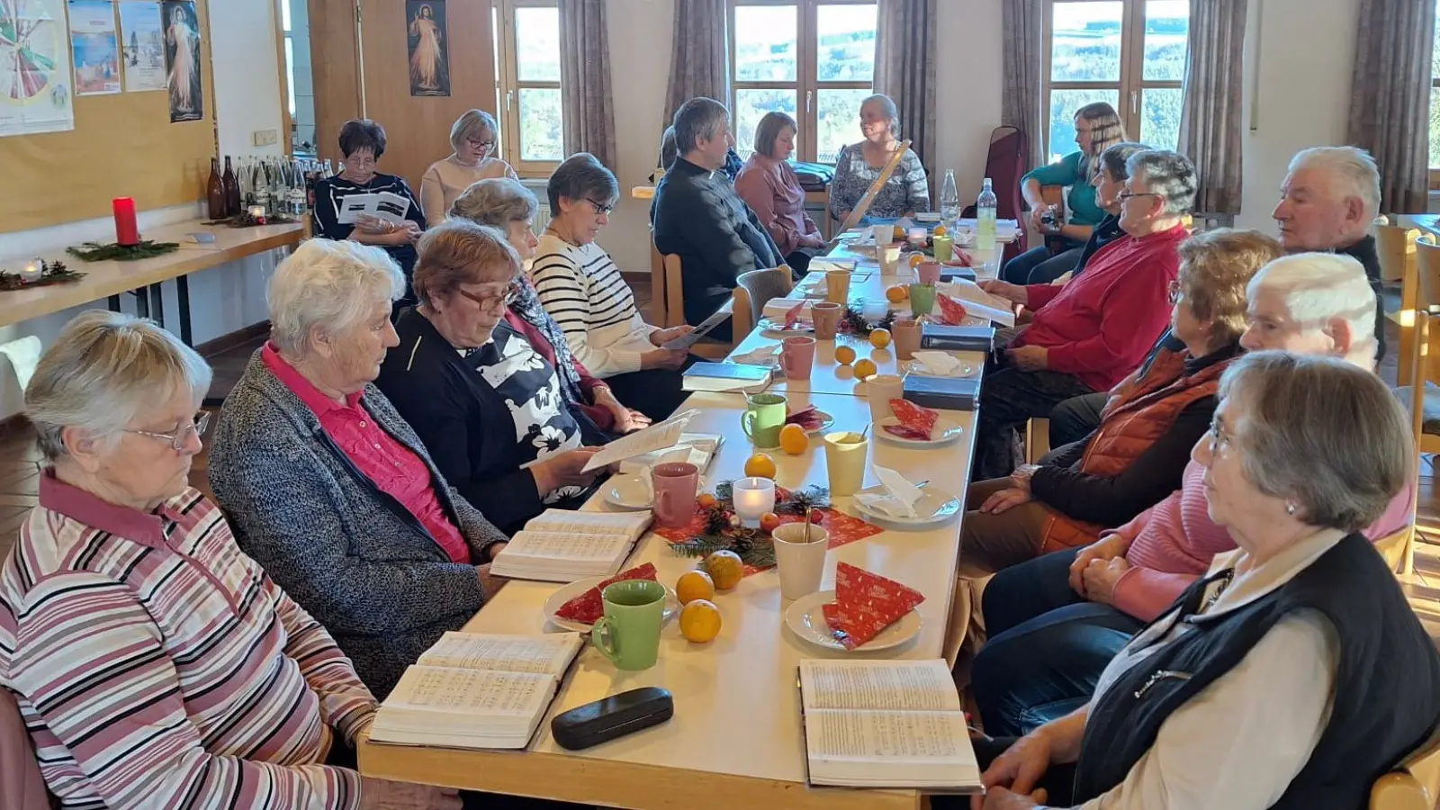 Die aufmerksamen Besucher beim Seniorennachmittag im Pfarrheim  (Bild: Maria Winter)