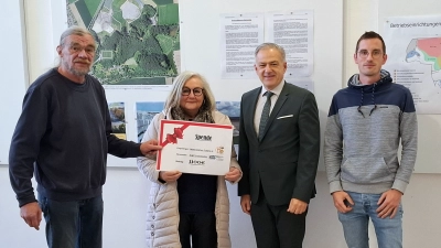 Sachgebietsleiter Peter Förster (links), Fachbereichsleiter Andreas Meyer (rechts) und Landrat Roland Grillmeier übergeben die Spende an die 1. Vorsitzende der Mitterteicher Tafel Nicole Fürst.  (Bild: Anja Hoffmann)