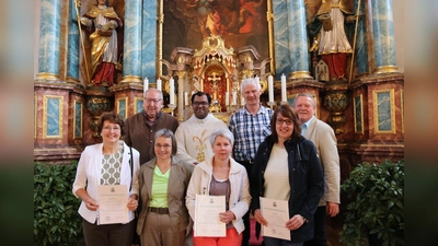 Zusammen mit Pater Robin stellten sich der verabschiedete Hans Ludwig Adam (hinten links) und die Kommunionhelfer zu einem Erinnerungsbild auf. Von rechts (hinten) Werner Prechtl und Karl Trummer, (vorne) Sabine Graf, Martina Apfelbacher, Cäcilia Dotzler und Christa Münster. (Bild: ct)