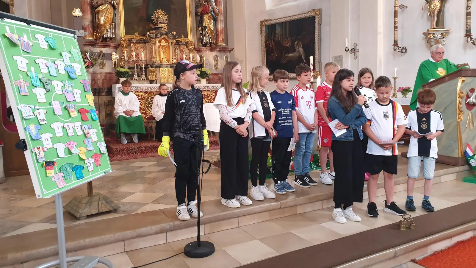 Die Kommunionkinder beim Predigtspiel, einem Kabinengespräch. (Bild: Steffi Krämer)