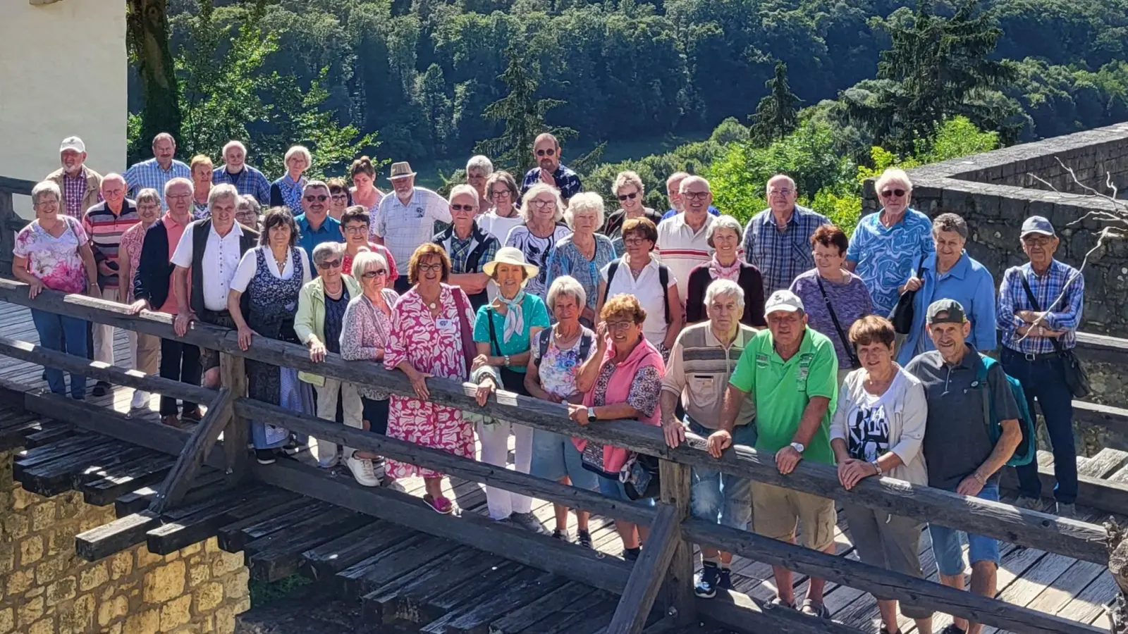 Die Seniorengruppe aus Stulln vor Schloß Prunn. (Bild: Helmut Kramer)