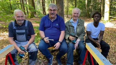 v.l.n.r.: Günter Neupert, Bänkewart des OWV, Helmut Bösl, Fachlehrkraft an der Europaberufsschule Weiden, Alois Lukas, Vors. des OWV, Mugahid Kouri, beteiligter Berufsschul-Schüler aus dem Süd-Sudan. (Bild: Georg Hüttner)