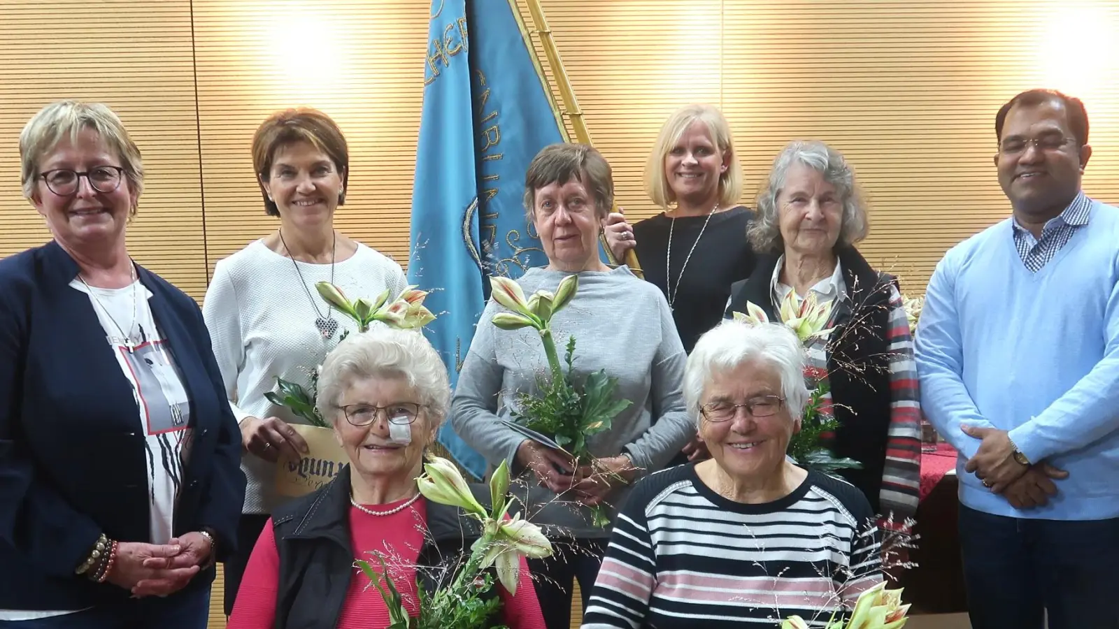 Für langjährige Treue ehrt der Frauenbund bei seiner Adventfeier einige Mitglieder. (Sitzend): Anna Götz und Theresia Lettner (50 Jahre). (Stehend von links): Sprecherin Monika Mrosek, Gerlinde Schertl (25), Katharina Zwack (40), Susanne Liermann, Lieselotte Rass (25) und geistlicher Beirat Pater Robin Xavier.<br><br> (Bild: rha)